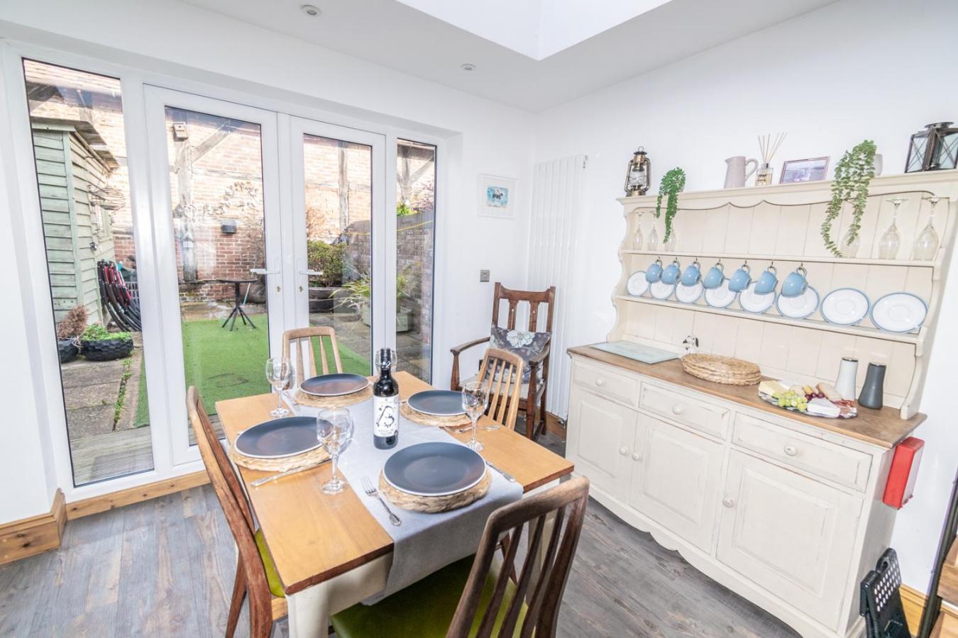 Stylish 2 Bedrooms Cosy & Bright Cottage, Pet Friendly, Sleeps 5, Titchfield Village - Summer Special Offer!! - By Blue Puffin Stays Exterior foto