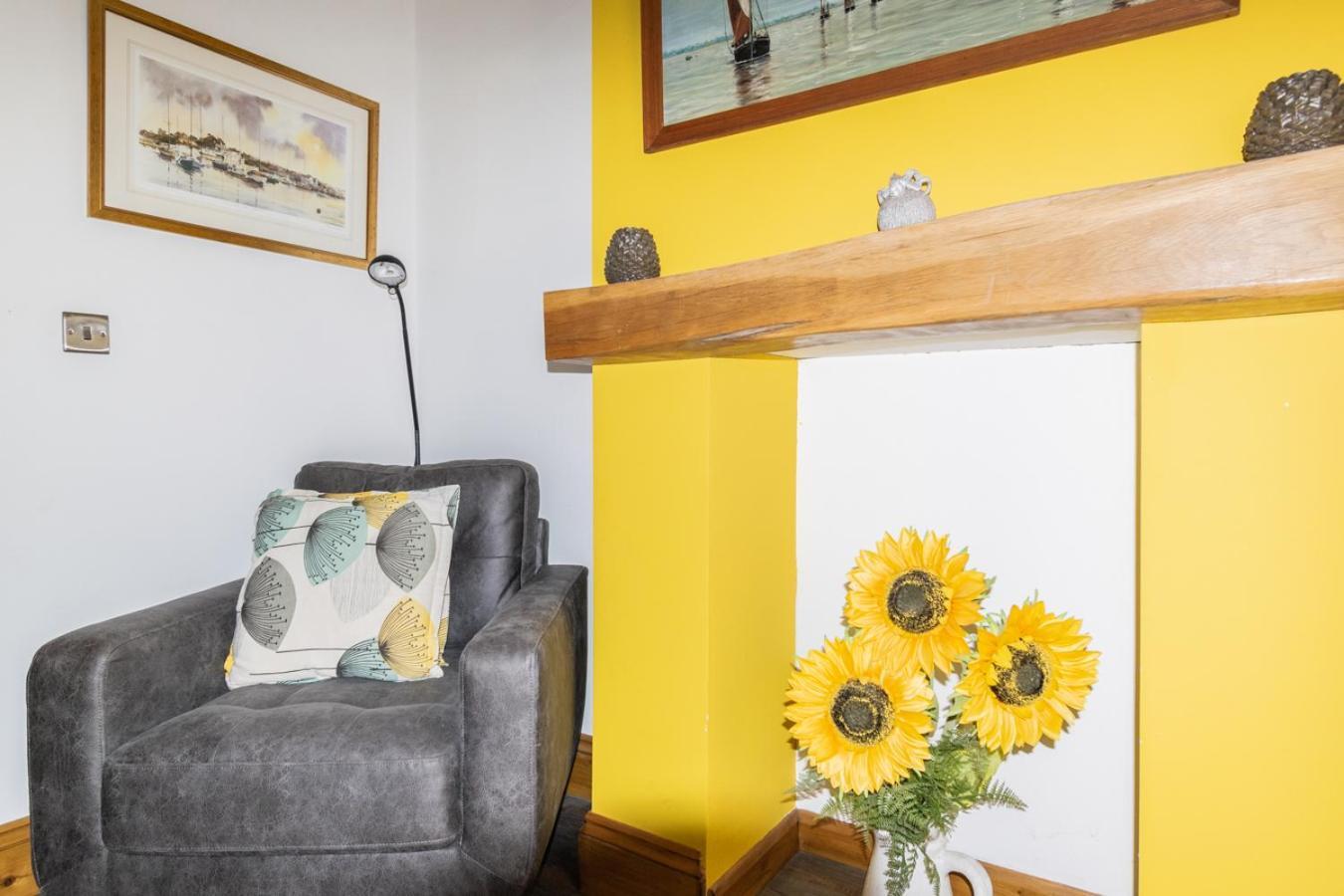 Stylish 2 Bedrooms Cosy & Bright Cottage, Pet Friendly, Sleeps 5, Titchfield Village - Summer Special Offer!! - By Blue Puffin Stays Exterior foto