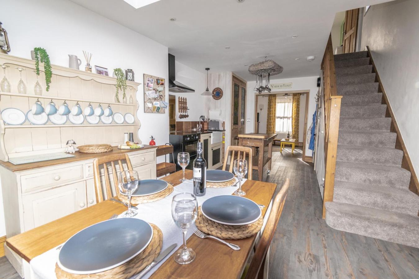 Stylish 2 Bedrooms Cosy & Bright Cottage, Pet Friendly, Sleeps 5, Titchfield Village - Summer Special Offer!! - By Blue Puffin Stays Exterior foto