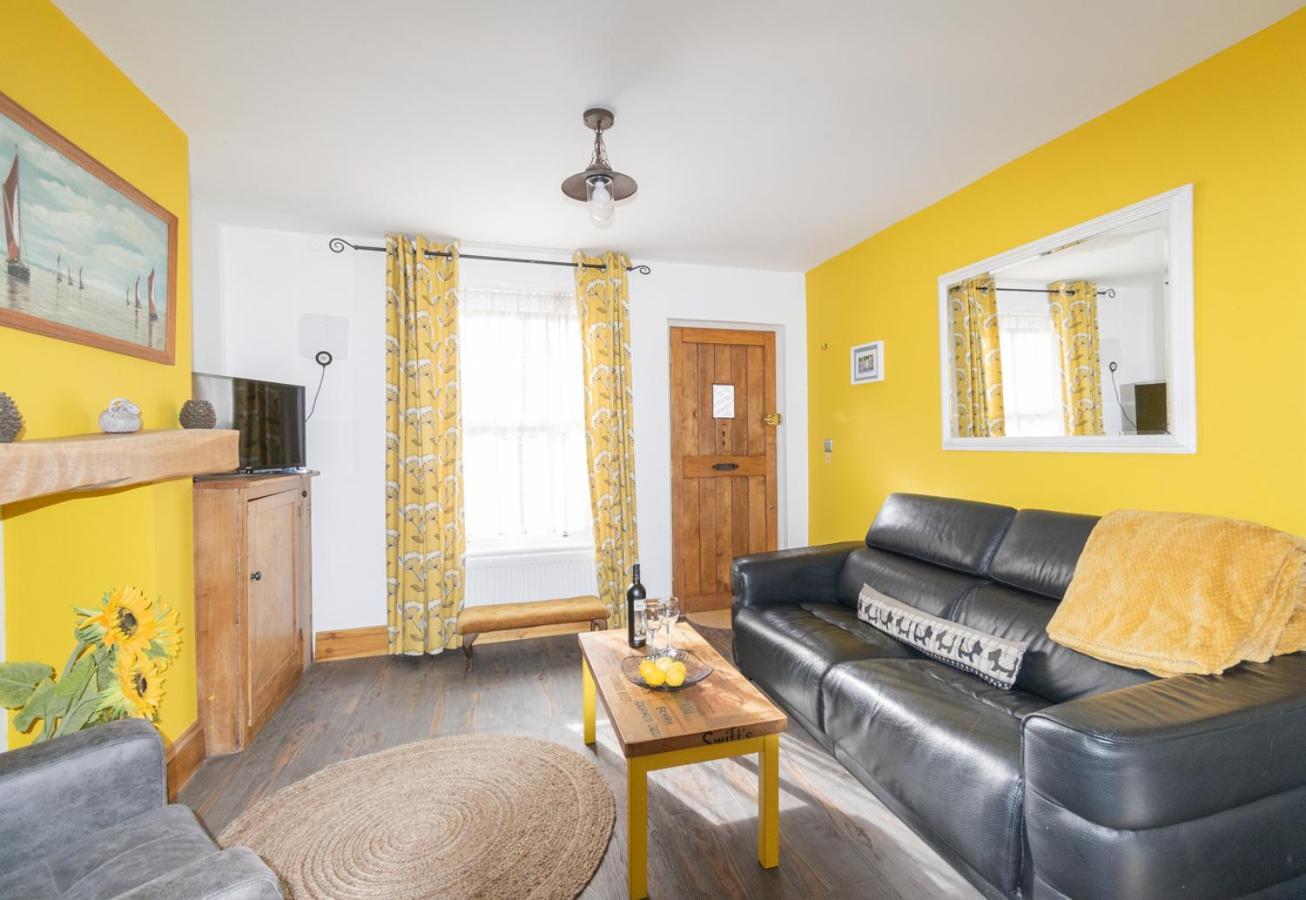 Stylish 2 Bedrooms Cosy & Bright Cottage, Pet Friendly, Sleeps 5, Titchfield Village - Summer Special Offer!! - By Blue Puffin Stays Exterior foto